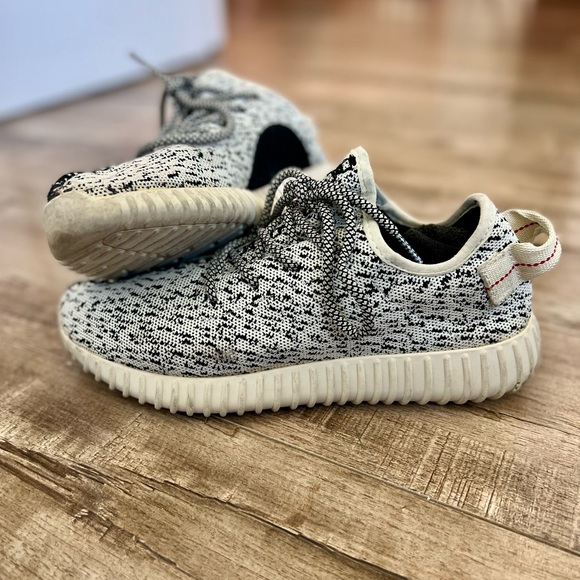 Yeezy 350 Turtlelove.      Size 7.      Worn very good condition.  No box. - Picture 10 of 11
